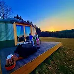 Glamping Niebianska Osada Jurty Dolnoslaskie Luxury tent