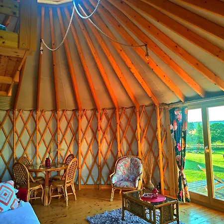 豪华帐篷 Glamping Niebianska Osada Jurty Dolnoslaskie & 波兰尼卡-兹德鲁伊