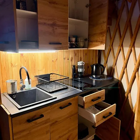 Lüks kamp alanı Glamping Niebianska Osada Jurty Dolnoslaskie