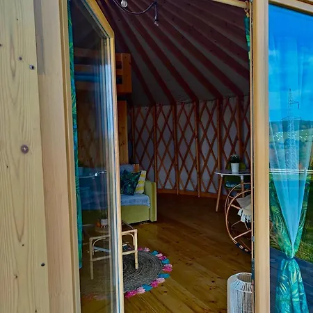 Lüks kamp alanı Glamping Niebianska Osada Jurty Dolnoslaskie